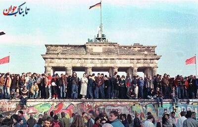 جشن و شادمانی شهروندان برلین غربی پس از بازگشایی دروازه براندنبورگ در 9 نوامبر 1989
