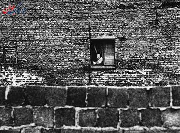 دیوار برلین در مقابل پنجره یک خانه در برلین شرقی. 6 اکتبر 1961
