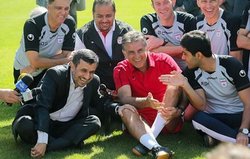 هدیه احمدی‌نژاد به کارلوس کی‌روش  عکس