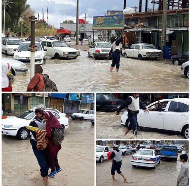 اقدام تحسین‌برانگیز پلیس سراوانی در روز بارانی +عکس