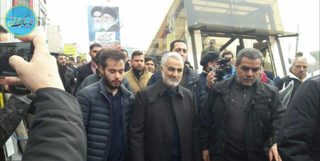 حضور سردار سلیمانی در راهپیمایی ۲۲ بهمن به همراه فرزندش +عکس