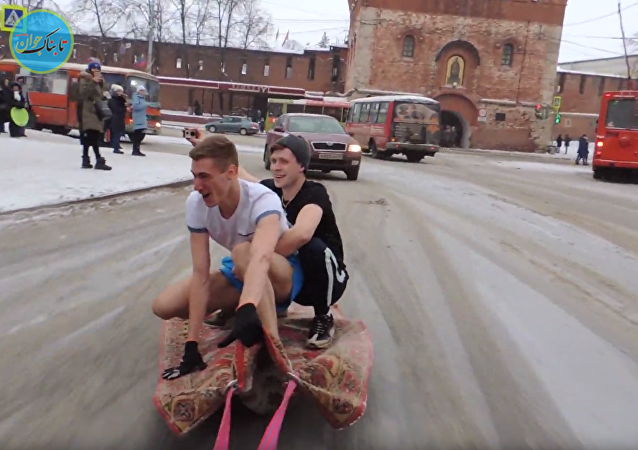 در روسیه می توان به جای ماشین، با فرش تردد کرد +عکس