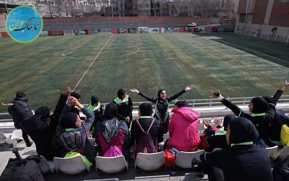 تلاش عجیب مردان برای تماشای فوتبال بانوان!/ تصاویر تلاش عجیب مردان برای تماشای فوتبال بانوان!/ تصاویر