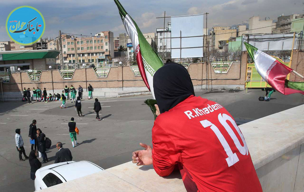 تلاش عجیب مردان برای تماشای فوتبال بانوان!/ تصاویر تلاش عجیب مردان برای تماشای فوتبال بانوان!/ تصاویر