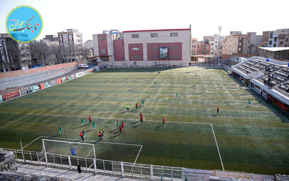 تلاش عجیب مردان برای تماشای فوتبال بانوان!/ تصاویر تلاش عجیب مردان برای تماشای فوتبال بانوان!/ تصاویر