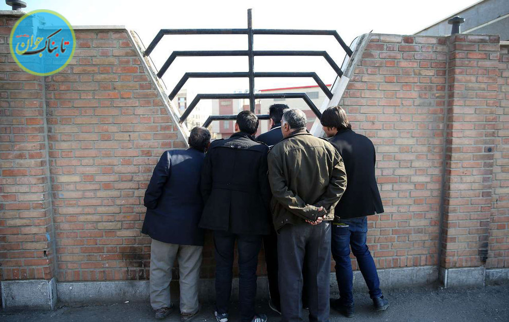 تلاش عجیب مردان برای تماشای فوتبال بانوان!/ تصاویر تلاش عجیب مردان برای تماشای فوتبال بانوان!/ تصاویر