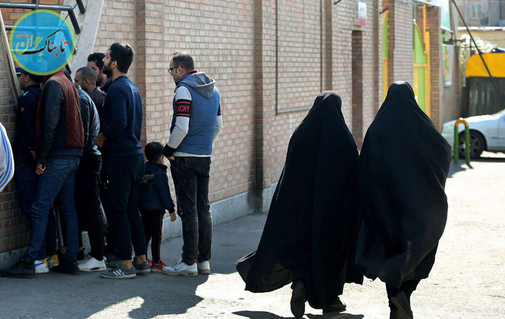 تلاش عجیب مردان برای تماشای فوتبال بانوان!/ تصاویر تلاش عجیب مردان برای تماشای فوتبال بانوان!/ تصاویر