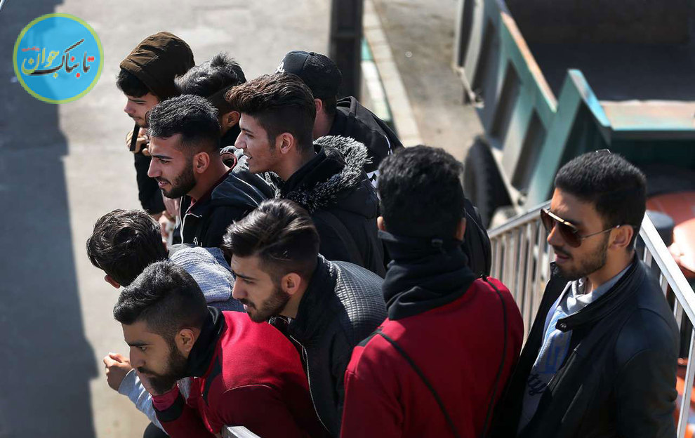 تلاش عجیب مردان برای تماشای فوتبال بانوان!/ تصاویر تلاش عجیب مردان برای تماشای فوتبال بانوان!/ تصاویر