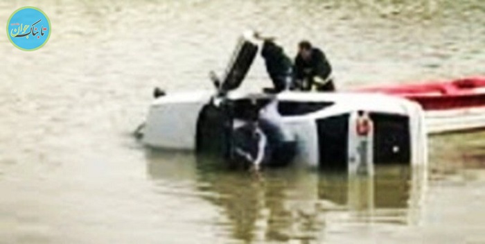 نجات جان سرنشینان خودروی غرق شده در رودخانه + عکس