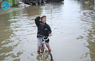 کمک‌رسانی کودک دهه نودی در مناطق سیل‌زده +فیلم