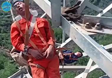 چرت زدن کارگرها بر روی دکل برق! + فیلم