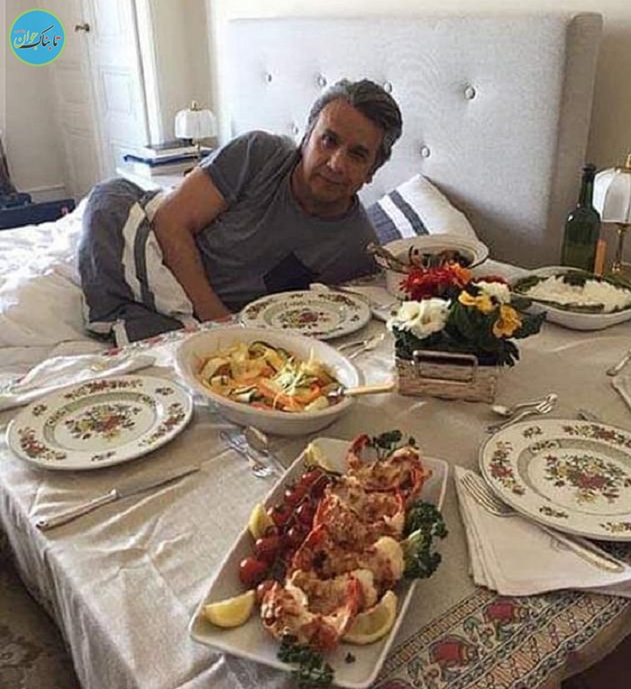 آقای رئیس جمهور در حال صرف خرچنگ در رختخواب آقای رئیس جمهور در حال صرف خرچنگ در رختخواب