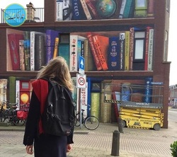 تبلیغ جالب هنرمند خیابانی برای خواندن کتاب
