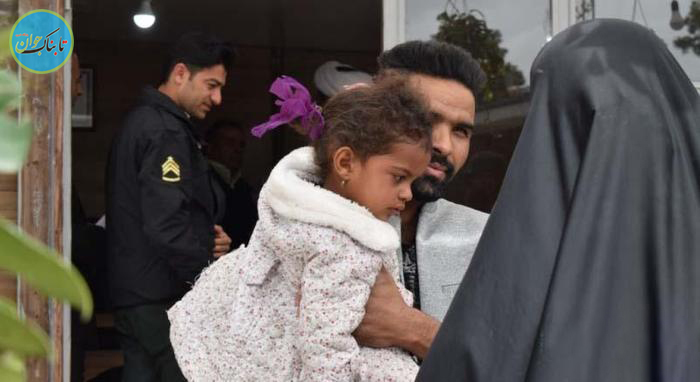 لحظه زیبای به آغوش گرفتن دختر توسط پدر بعد از حادثه سیل/ عکس