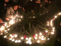 اجتماع مردم در مقابل دانشگاه امیرکبیر با یاد جانباختگان هواپیمای اوکراینی