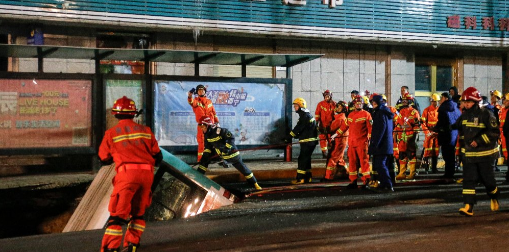 بلعیده شدن اتوبوس در یکی از خیابان های چین 