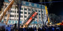 لحظه بلعیده شدن اتوبوس در یکی از خیابان های چین + فیلم