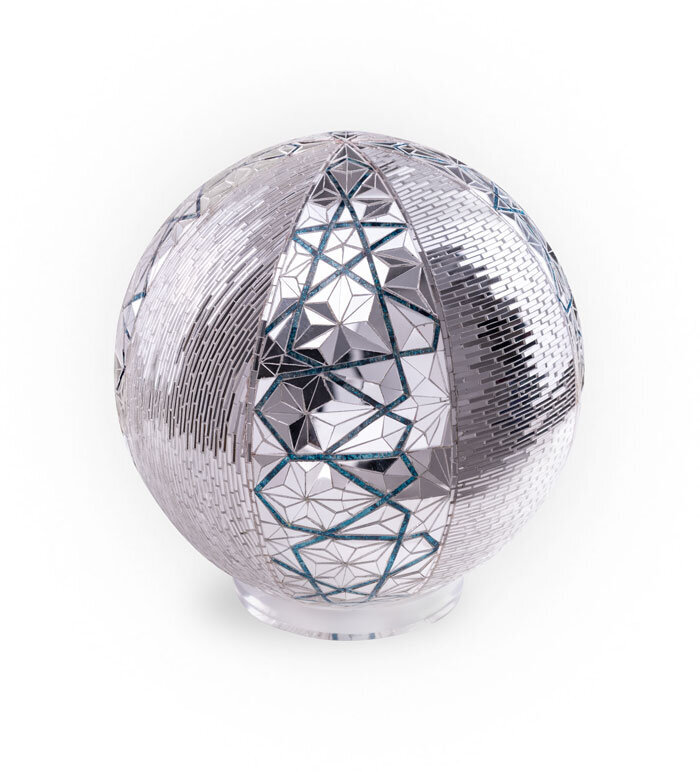 «توپ آیینه‌ای» منیر فرمانفرماییان که با تکنیک آینه‌کاری و نقاشی پشت شیشه روی گچ و چوب خلق شده