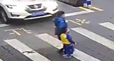 واکنش دیدنی پسربچه به برخورد ماشین با مادرش + فیلم