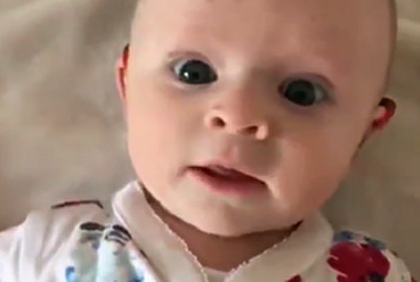 لحظه اولین سلام کودک بامزه با سمعک + فیلم