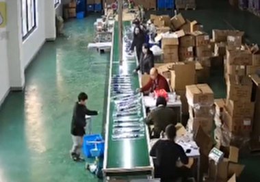 عاقبت بردن کودک به خط تولید کارخانه + فیلم