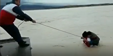 لحظه نجات جان یک نفر از میان سیل در شهرستان لامرد + فیلم