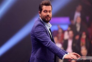 گریم عجیب پژمان بازغی در تماشای بازی استقلال