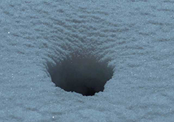 لحظه سقوط یک مرد به داخل چاه پوشیده از برف + فیلم