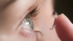 آیا استفاده از لنز طبی بجای عینک مجاز است؟