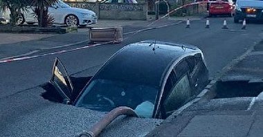 بلعیده شدن خودرو در گودال خیابان!