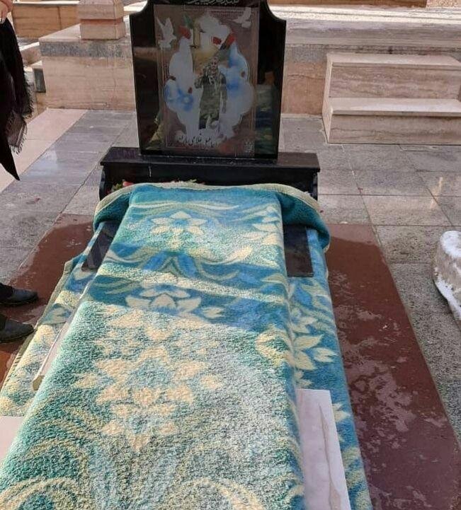 تصویری تاثیرگذار از عشق یک مادر به فرزند شهیدش