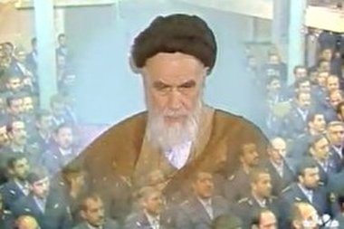 ویدیویی از اجرای سرود همافران ارتش در حضور امام (ره)