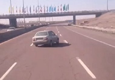 حرکات دیوانه‌وار و خطرناک پراید در جاده