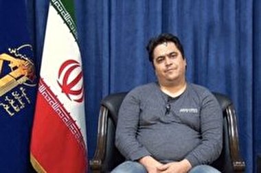 نوشتن فرم بازجویی توسط روح‌الله زم به صرف چای و شربت + فیلم