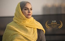 نرگس آبیار جایزه زنان برتر و موفق جهان اسلام  را دریافت می کند