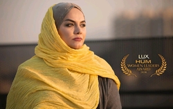 نرگس آبیار جایزه زنان برتر و موفق جهان اسلام را دریافت می‌کند