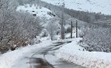 ویدیویی از تلاش‌ ماموران اداره برق گیلان در سرمای شدید