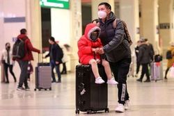 قرنطینه کردن مسافر مشکوک به ویروس کرونا در فرودگاه شانگهای + فیلم