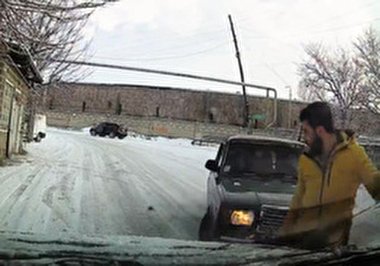 فرار جالب پسر جوان از تصادف وحشتناک + فیلم