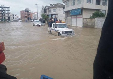 ویدیو تاثیرگذار از دخترک سیل زده ای که غذایش را به امدادگران تعارف می کند