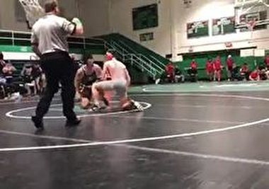 محبت پدرانه در وسط تشک کشتی + فیلم