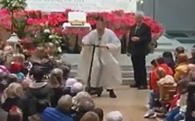 رفتار بچه گانه کشیش در کلیسا همه را متحیر کرد