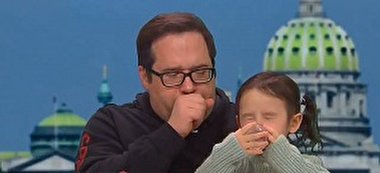 اقدام عجیب مرد مشکوک به کرونا در مصاحبه زنده تلویزیونی!