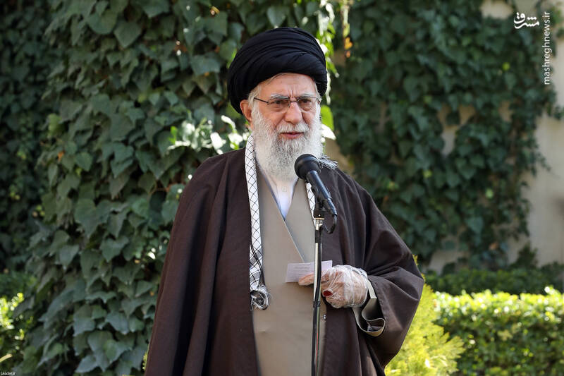 اقدام جالب توجه رهبر انقلاب هنگام کاشت نهال + تصاویر