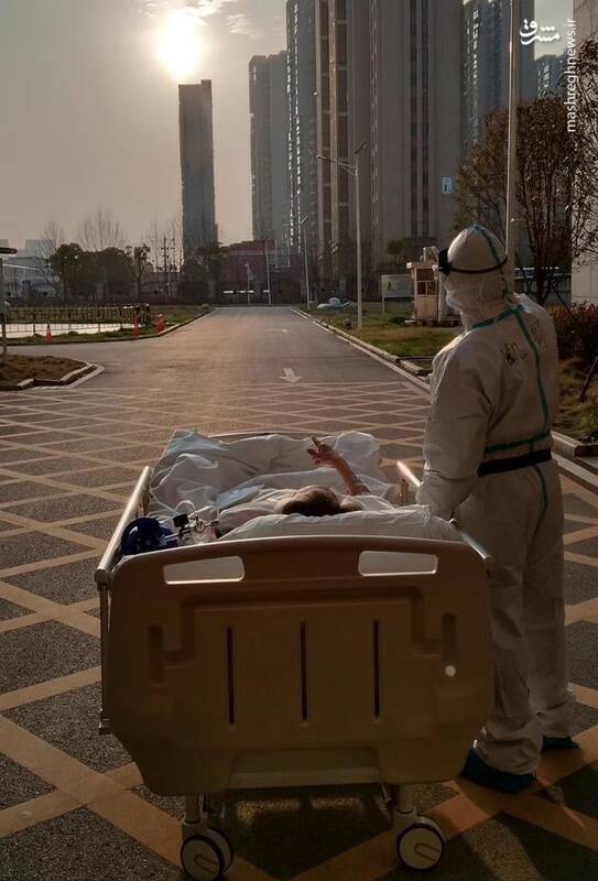 تصویری از یک بیمار کرونایی محو تماشای غروب آفتاب