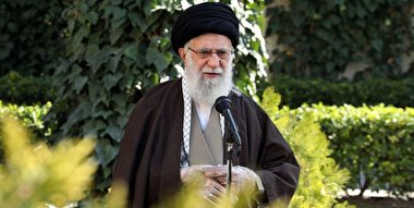 اقدام جالب توجه رهبر انقلاب هنگام کاشت نهال + تصاویر