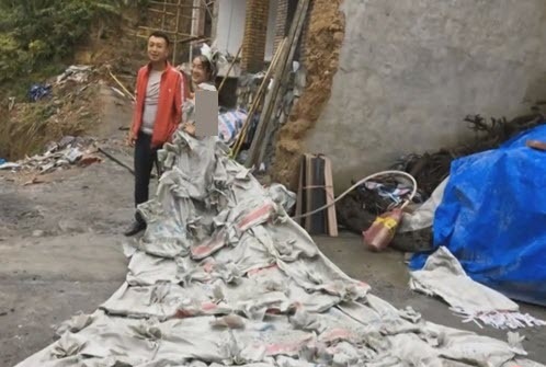 لباس عروس عجیب و غریب با کیسه سیمان!