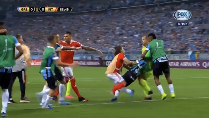 مسابقه فوتبال با چاشنی چَک و لگد + عکس