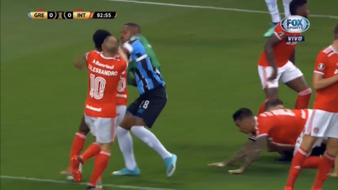 مسابقه فوتبال با چاشنی چَک و لگد + عکس