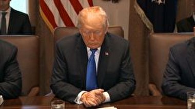 ترامپ دست به دعا شد